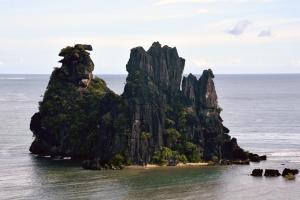 La Poule Couveuse lagoon and offshore islets, Hienghène 