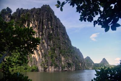 Cliffs of Linderalik and the lagoon, Hienghène 