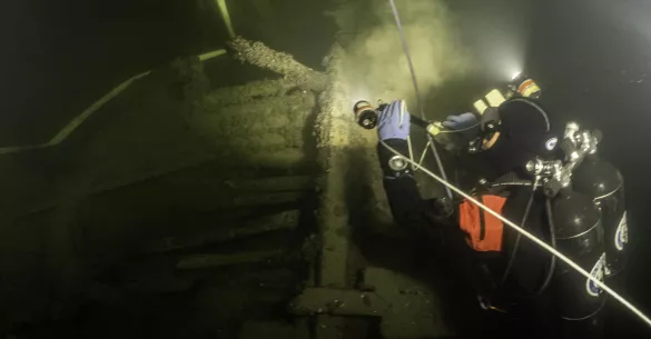 Diver inspects the wreck of the Vera Figner wreck. Photo by Pavel Lapshin